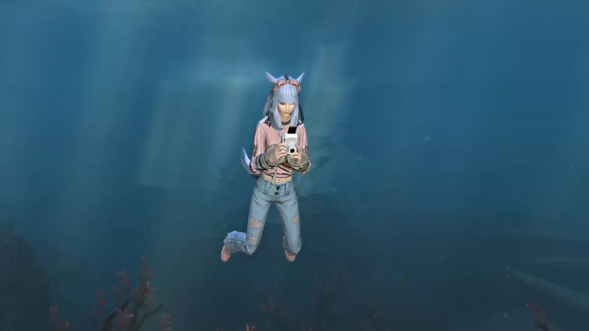 Photograph emote underwater in FFXIV